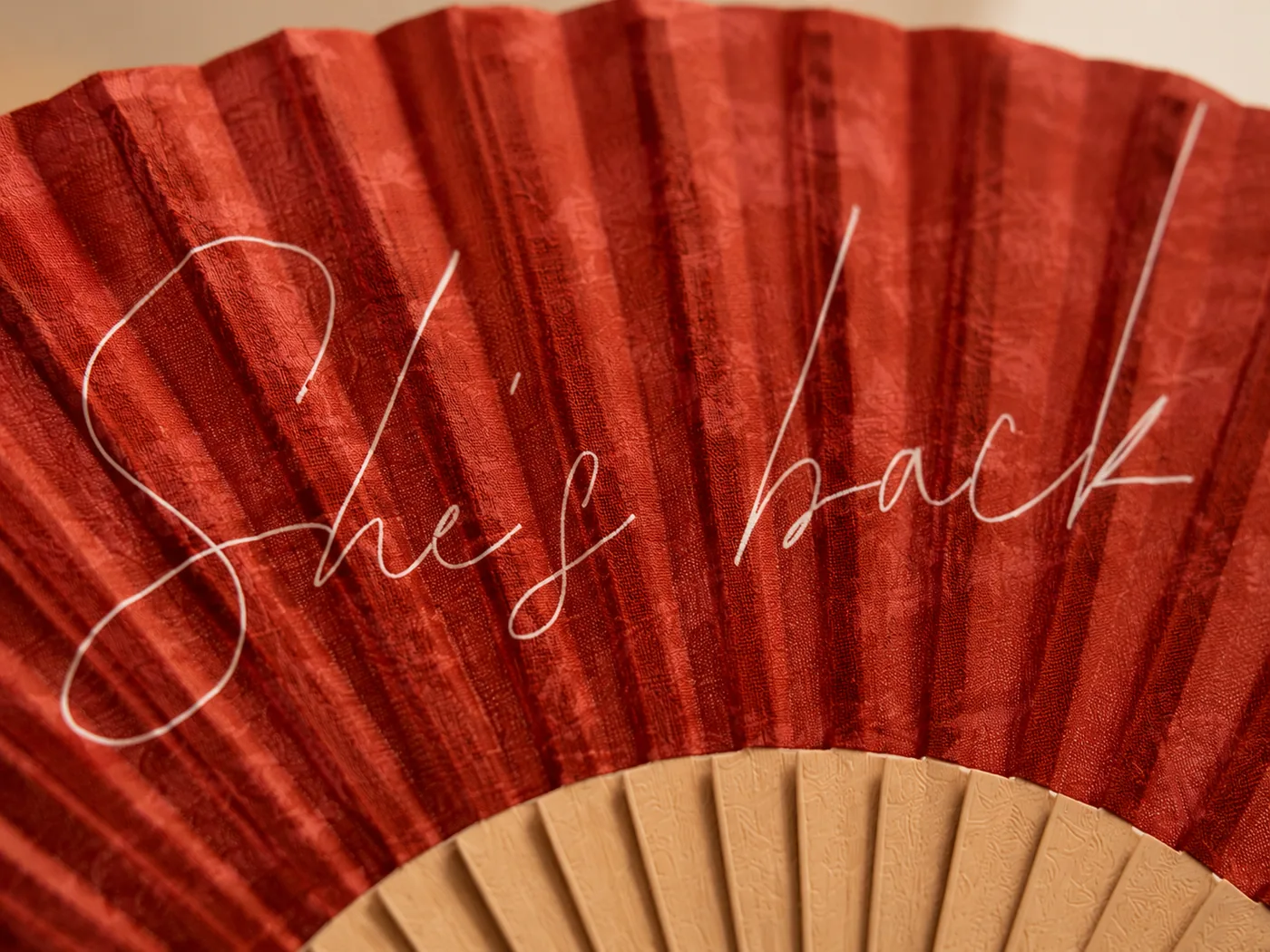 Close-up detail of custom printing on a VEYOO hand fan